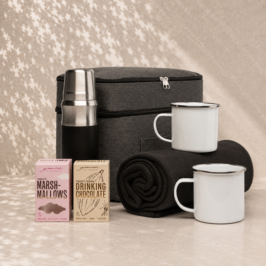 Adventure gift set with vacuum flask, fleece blanket, 2 enamel mugs, marshmallows and drinking chocolate in grey cooler bag